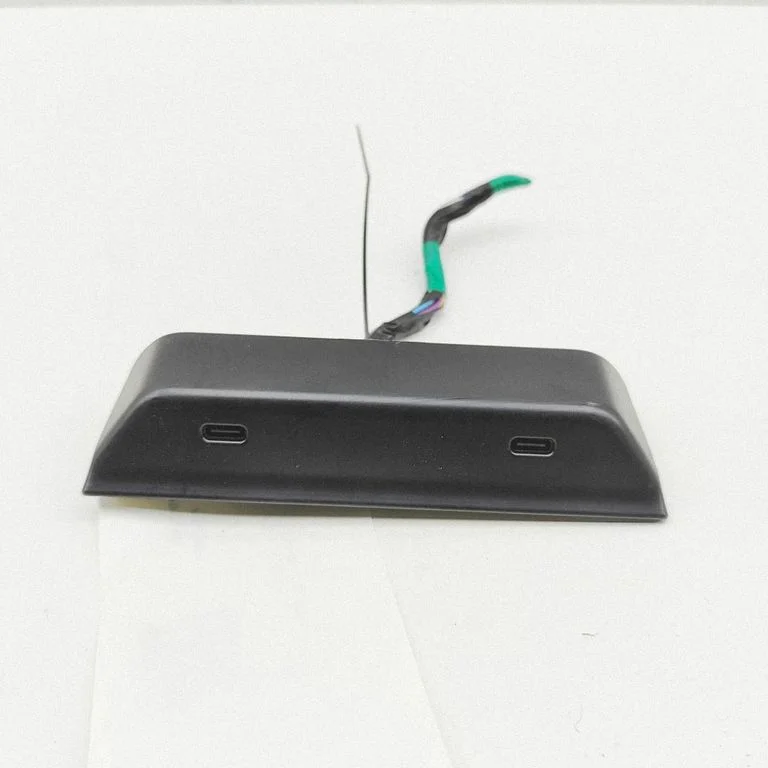 USB-pesa – Tesla Model Y (2020-)