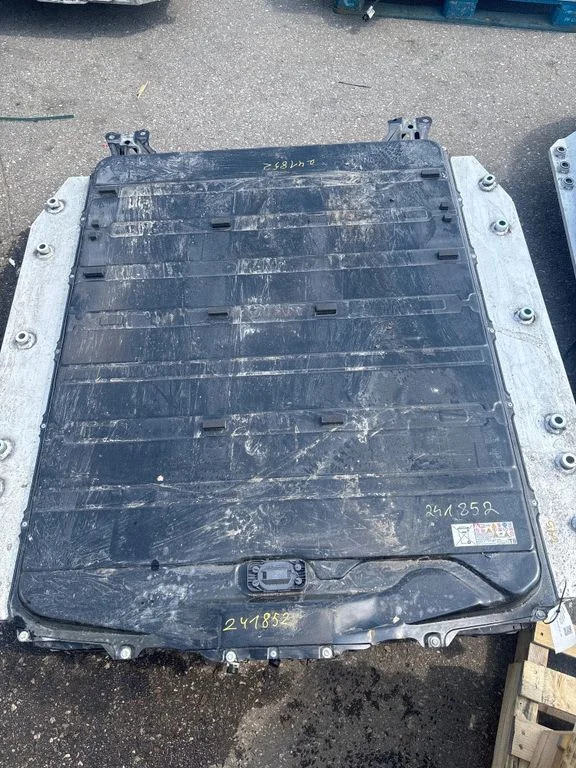Hübriid-/elektriauto aku – Toyota bZ4X (2022-)