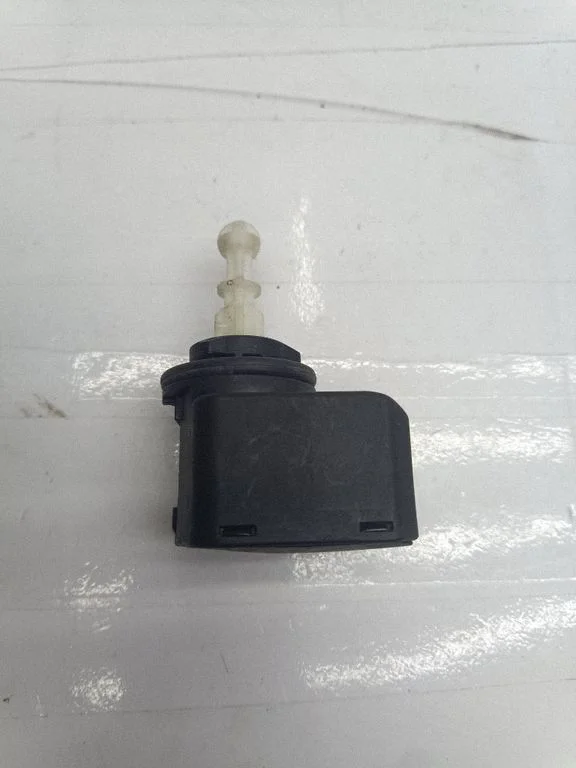 Headlight level adjustment motor – Volkswagen Passat B6 (2005-2010)