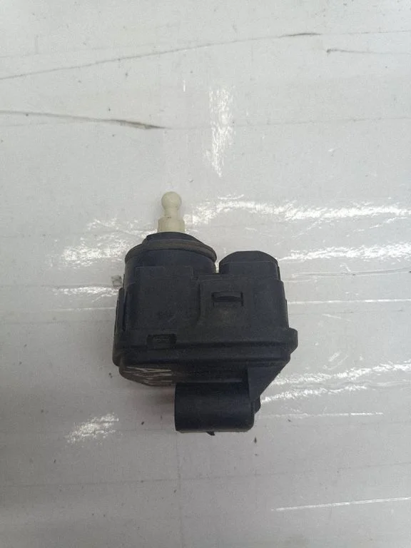 Headlight level adjustment motor 8L0941295