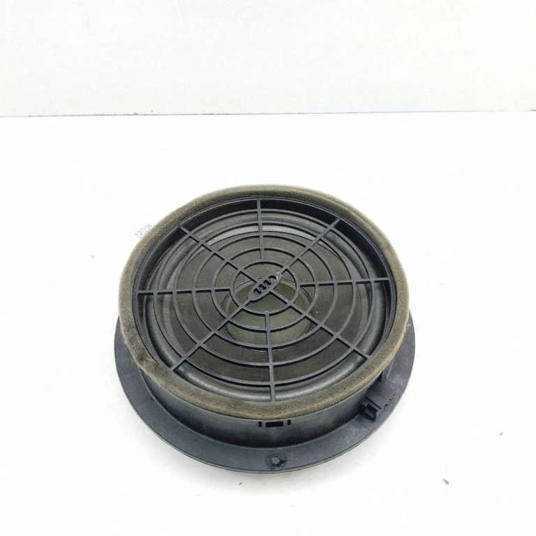 Skaļrunis (-ņi) priekšējās durvīs 8R0035415
