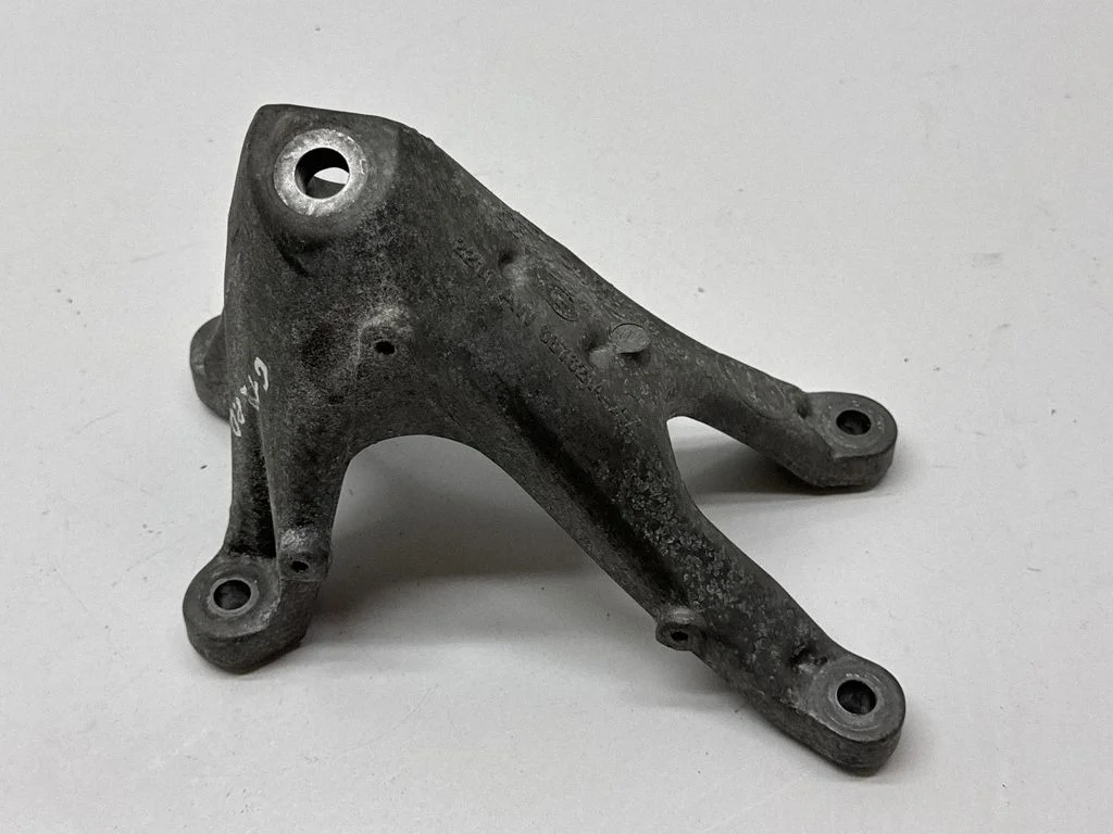 Engine mounting bracket 6861554