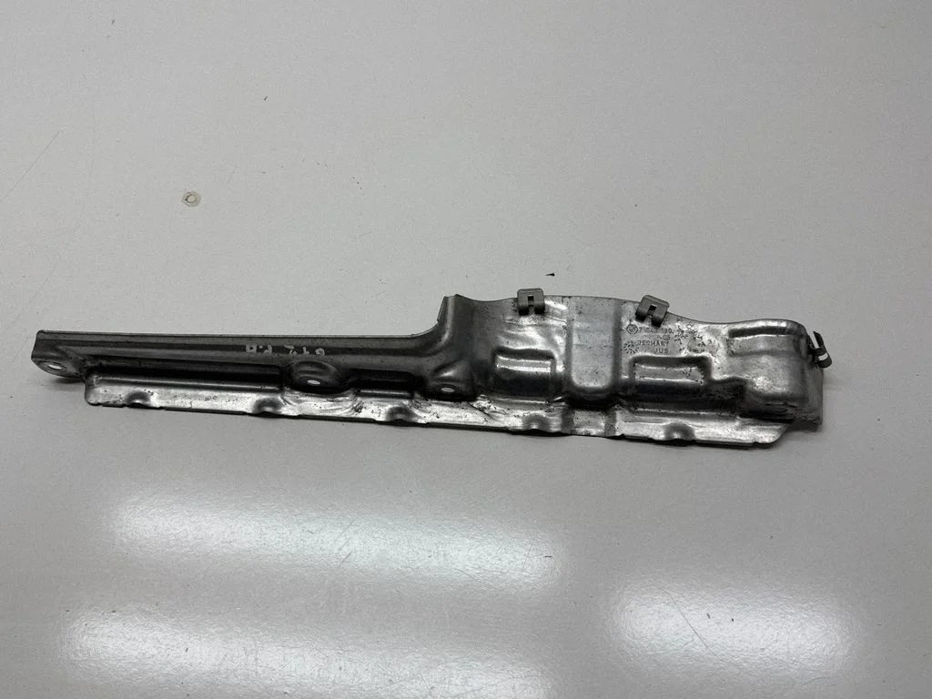 Heat shield in engine bay 7643180