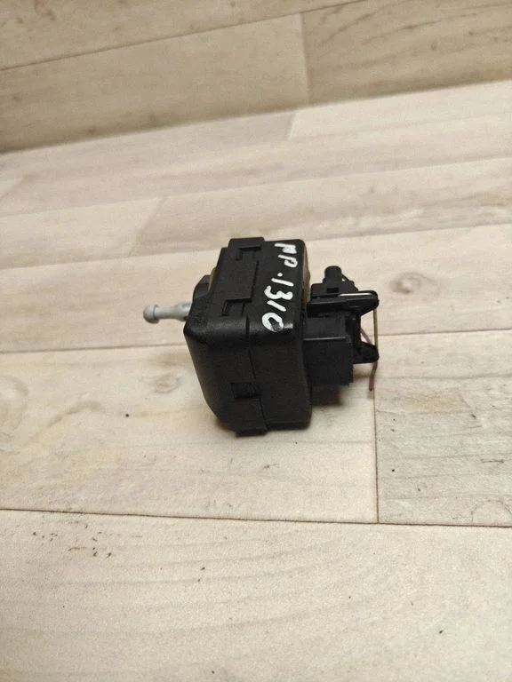 Headlight level adjustment motor – front right