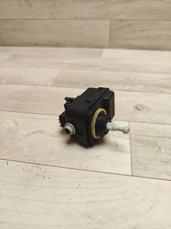 Headlight level adjustment motor – front left