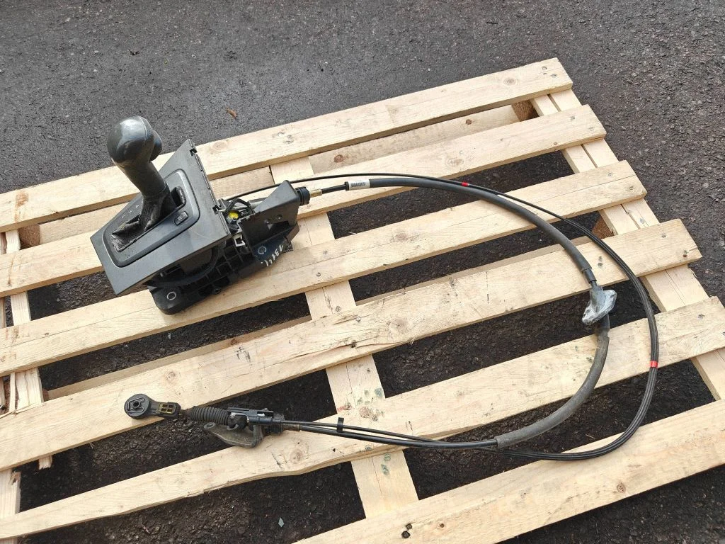 Gear selector mechanism P08636185