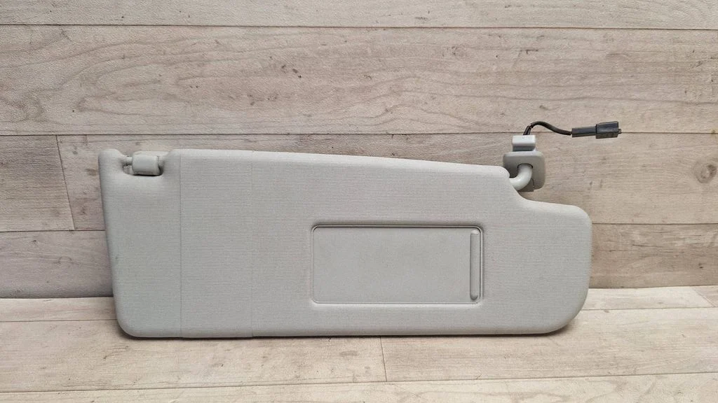 Sun visor – front right