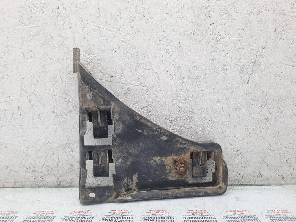 Front bumper mounting bracket 7M3807184A