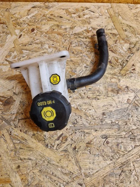 Brake fluid reservoir