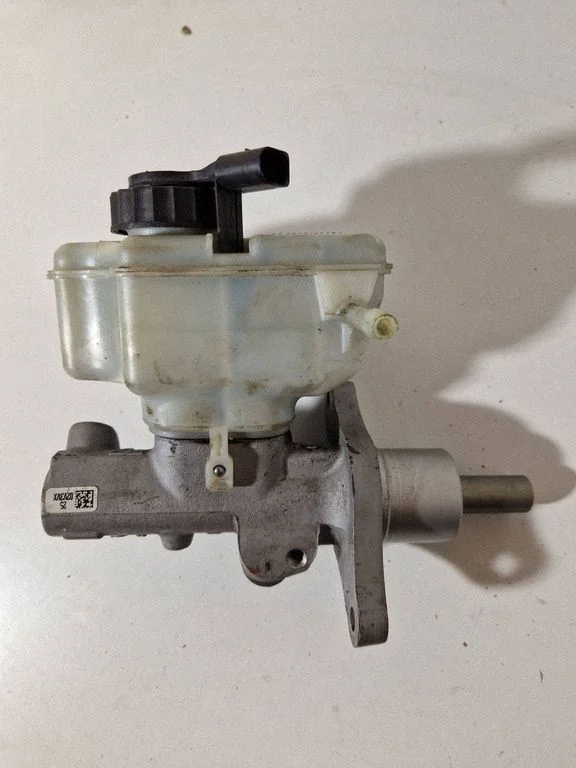 Brake fluid reservoir – Volkswagen Golf Plus (2005-2013)