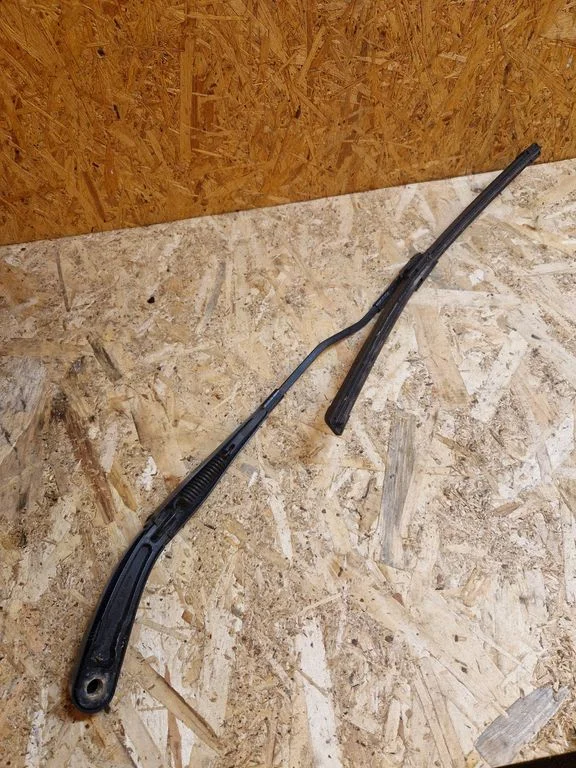 Front wiper blade arm – Mercedes-Benz C-Class W205 (2014-2021)