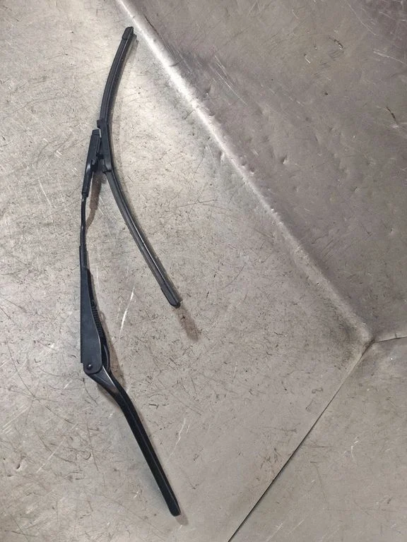 Windshield/front glass wiper blade 9806440