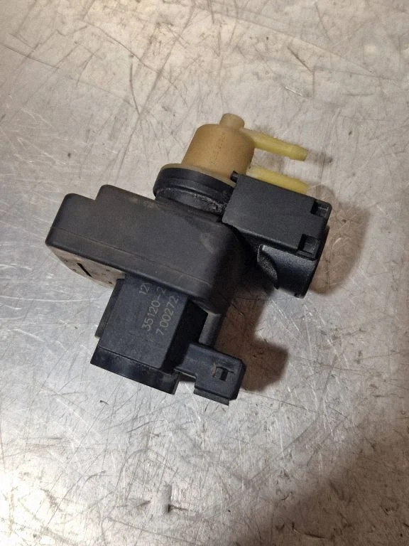 Windscreen/windshield washer pump – Hyundai i30 (2013-2016)
