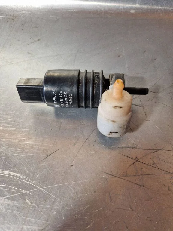 Windscreen/windshield washer pump – Opel Mokka (2012-2016)