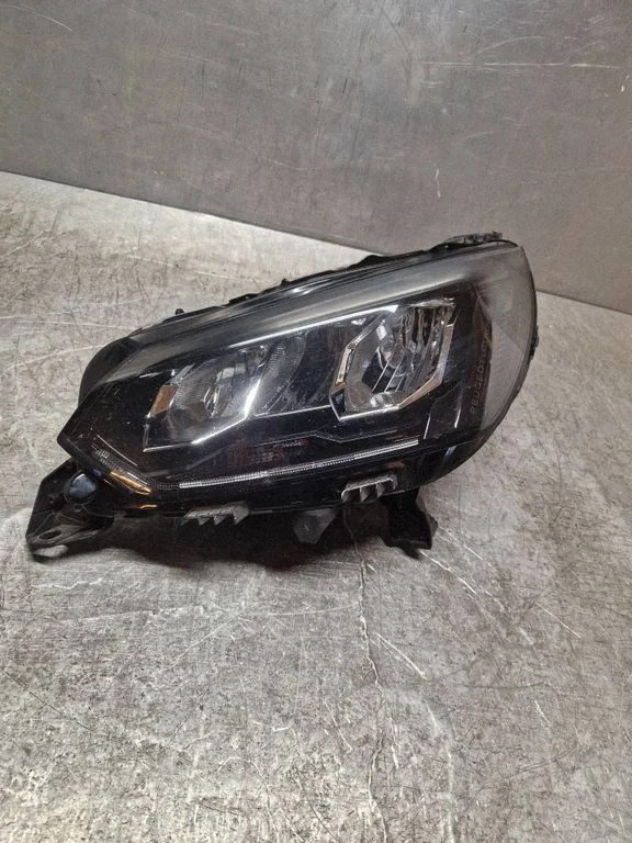 Headlight/headlamp – left