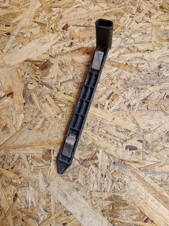Headlight/headlamp mounting bracket – Volvo XC60 (2014-2016)