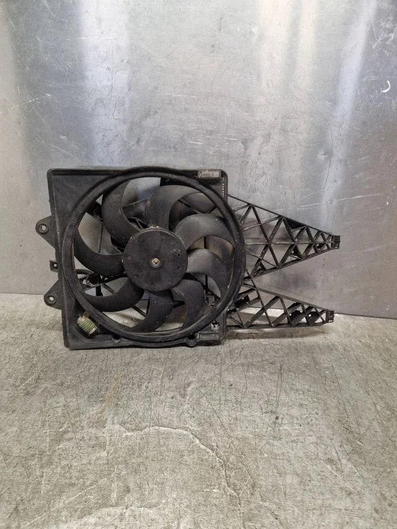 Radiator cooling fan shroud 882300200