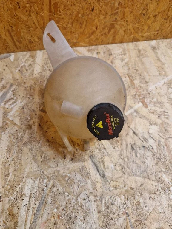 Coolant expansion tank/reservoir BK218K218AH