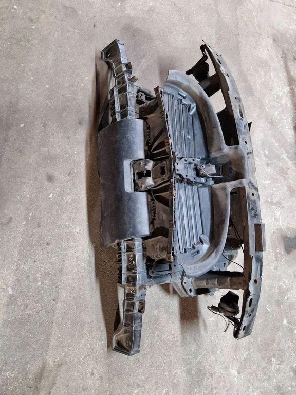 Radiaatori tugipaneel – BMW 1-seeria E81 E87 (2004-2011)