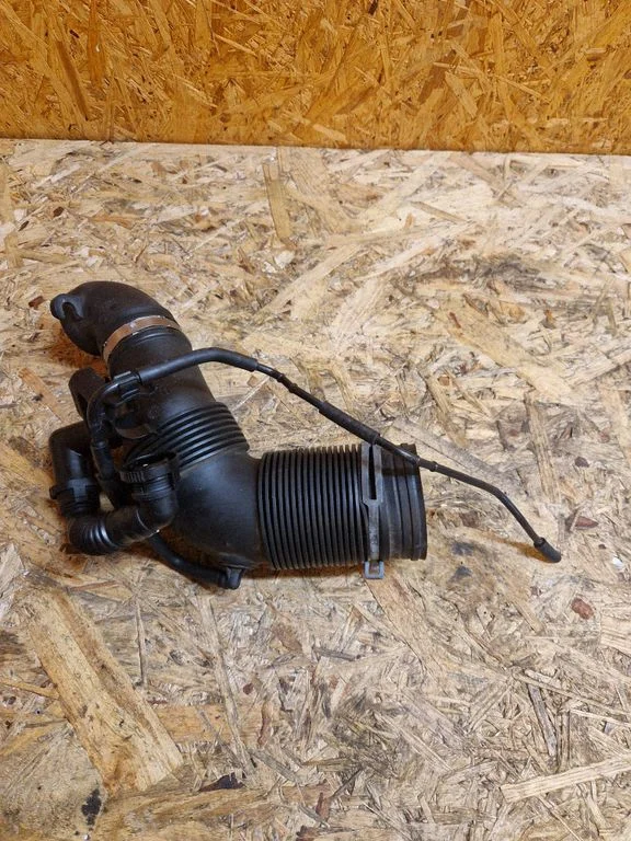 Air intake hose/pipe 6R0129654C