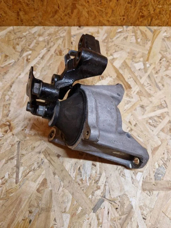 Engine mount bracket 21T1G