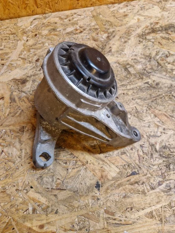 Engine mount bracket DS73GF012GG