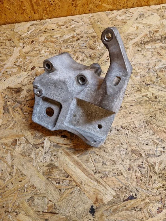 Engine mounting bracket 31401633