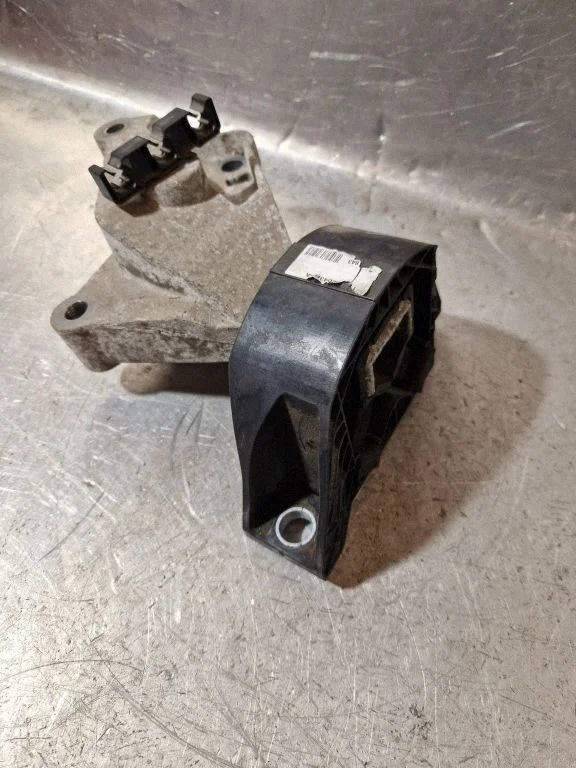 Engine mounting bracket 112844547R