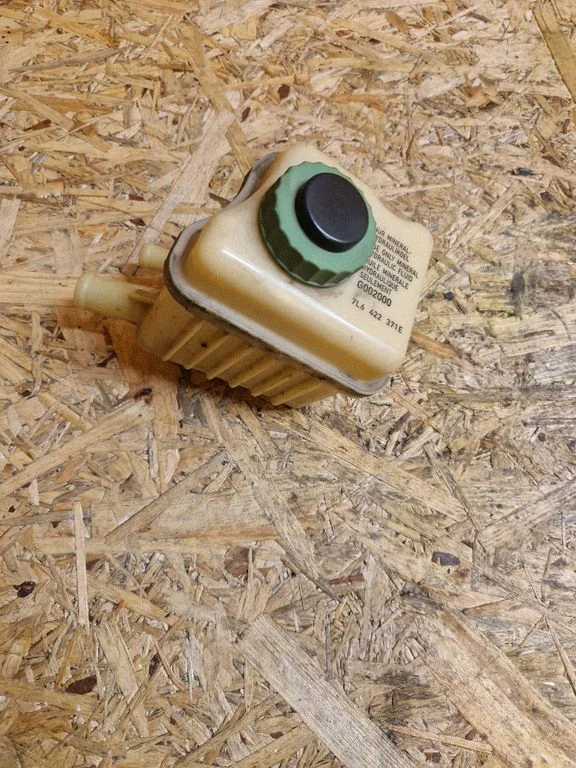 Roolivõimendi vedelikupaak 7L6422371E