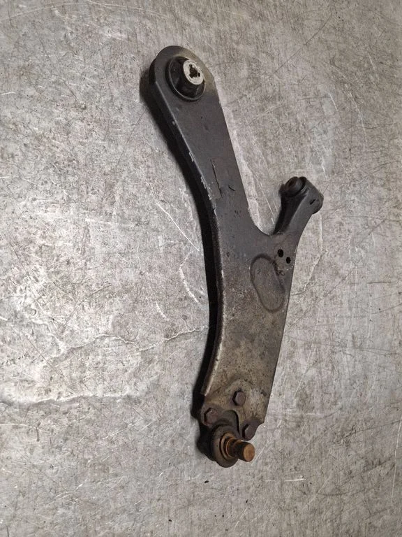 Front lower control arm/wishbone – right