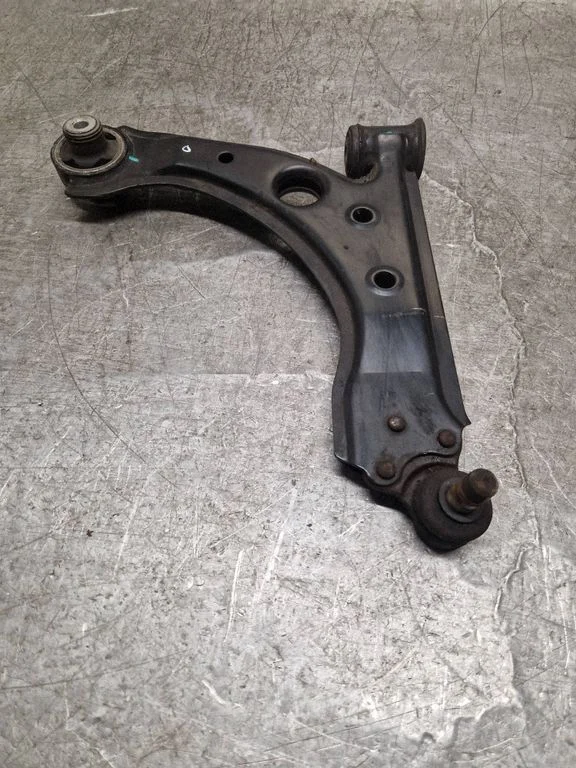 Front lower control arm/wishbone – right