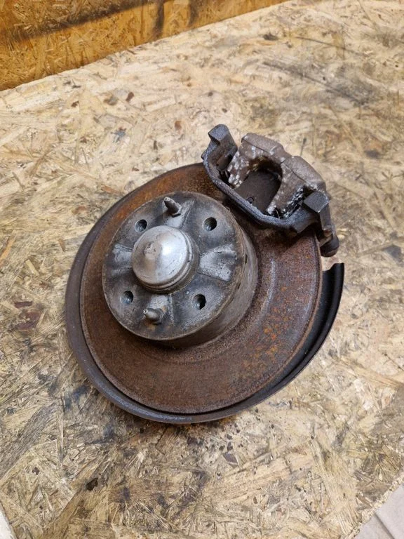Rear wheel hub spindle/knuckle – right