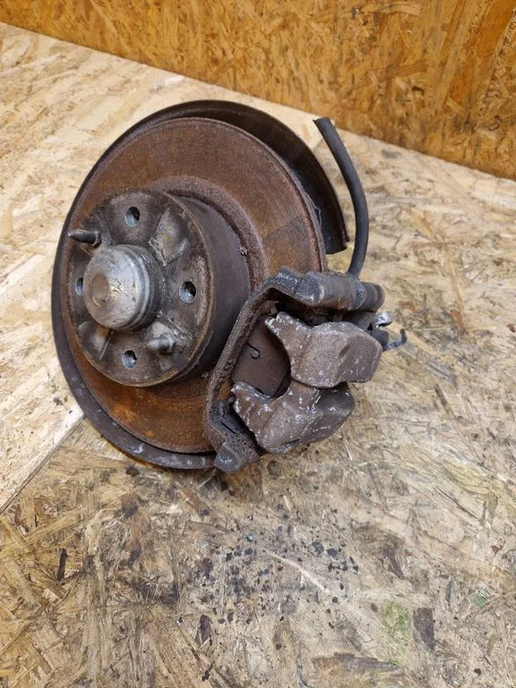 Rear wheel hub spindle/knuckle – left