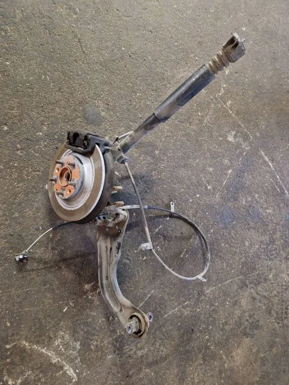 Rear wheel hub spindle/knuckle – right