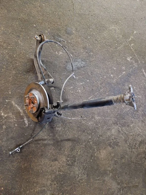 Rear wheel hub spindle/knuckle – left
