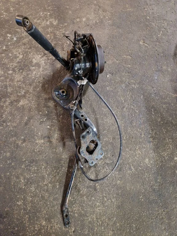 Rear wheel hub spindle/knuckle – left