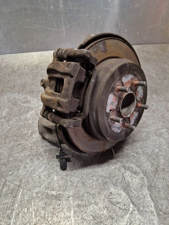 Rear wheel hub spindle/knuckle – right
