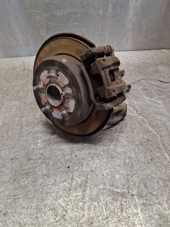 Rear wheel hub spindle/knuckle – left