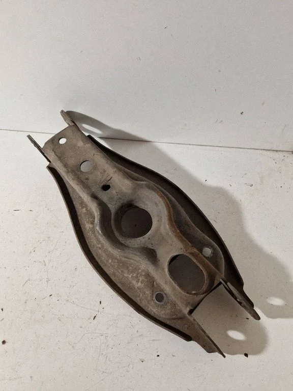 Rear upper control arm/wishbone – left
