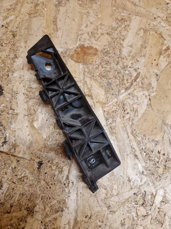 Front bumper mounting bracket 86516F1000
