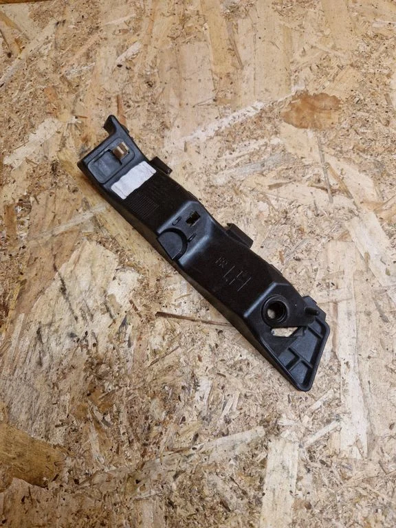 Front bumper mounting bracket 86515F1000