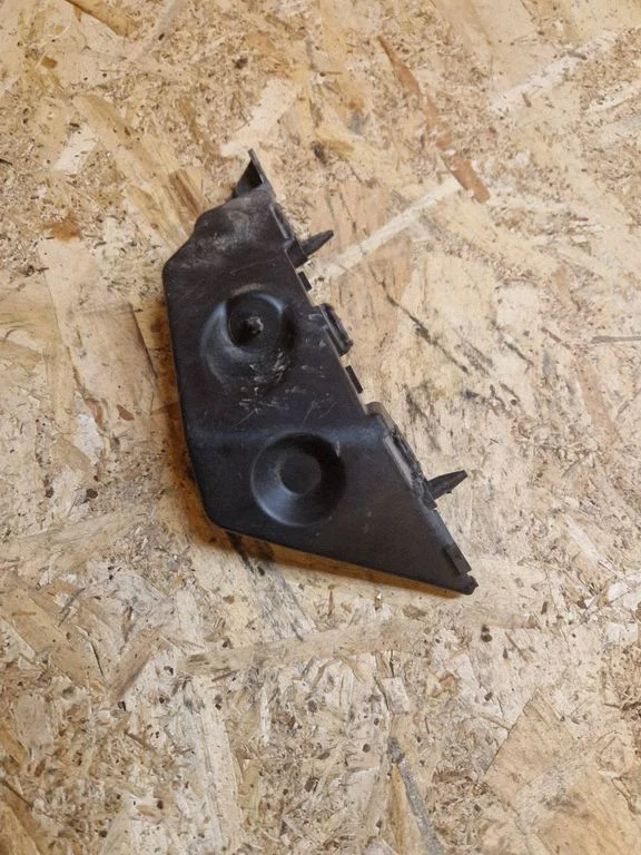 Front bumper mounting bracket AM5117D959A
