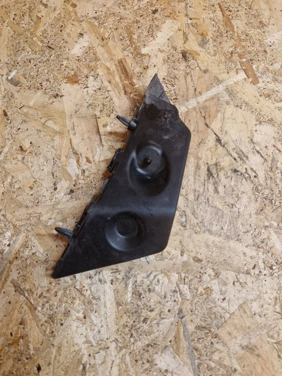 Front bumper mounting bracket AM5117D958A