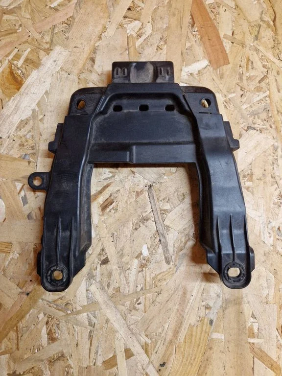 Front bumper mounting bracket 71128T1GG000