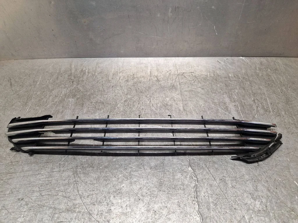 Front bumper upper radiator grill EM2B8200