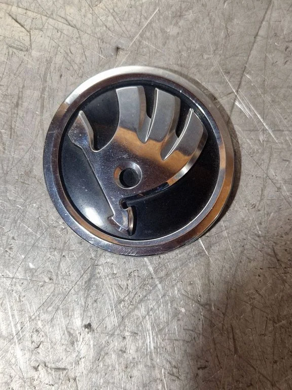 Manufacturer badge logo/emblem