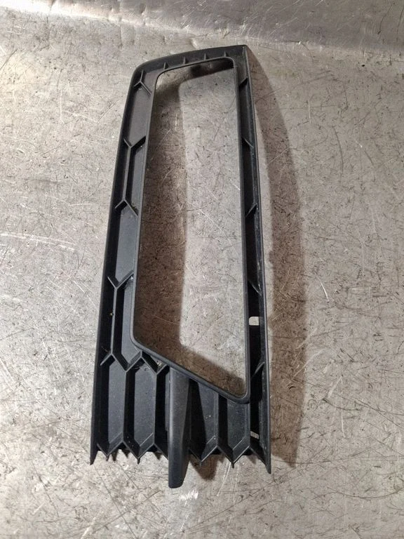 Front fog light trim/grill 5JA807682