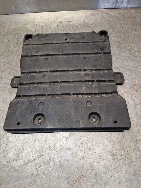 Engine splash shield/under tray 5Q0825229