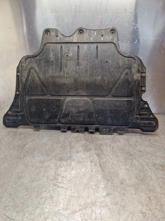 Engine splash shield/under tray 5Q0825236
