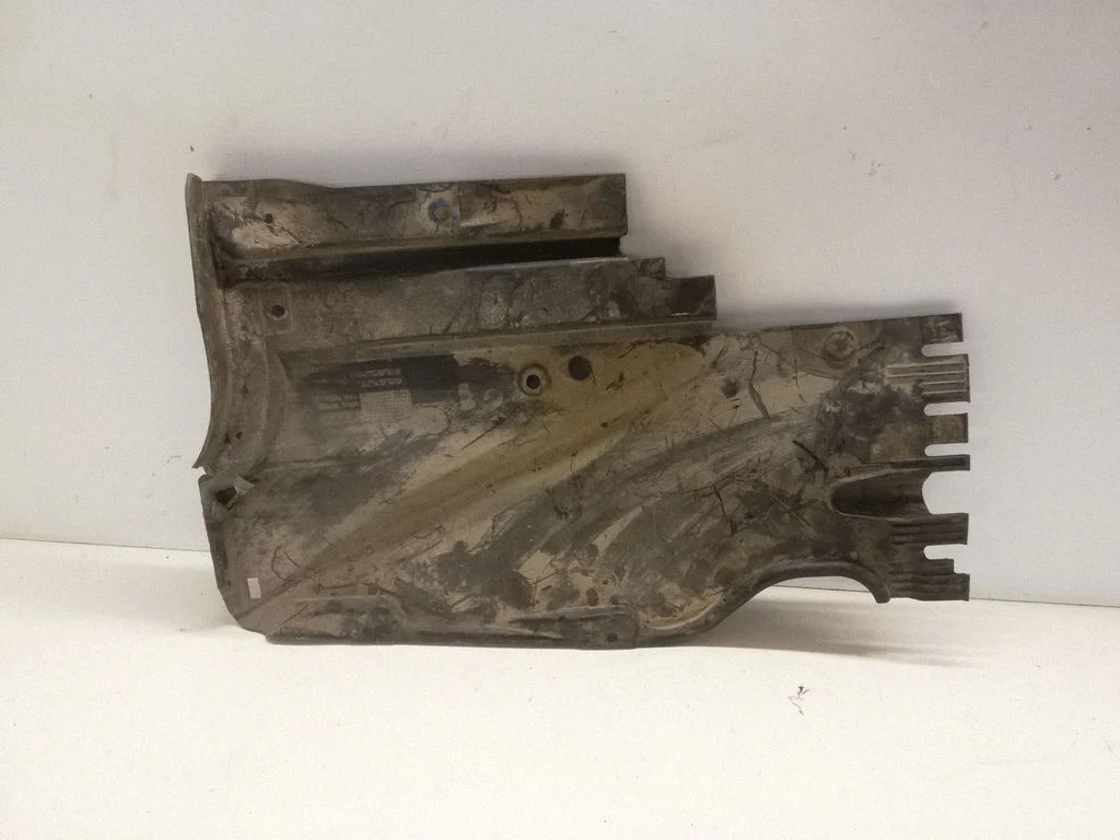 Center/middle under tray cover 8T8825215